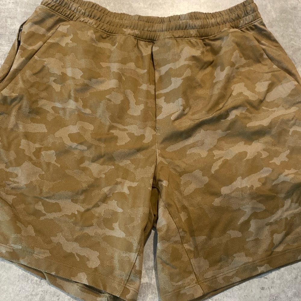 Lulu gold camo Pacebreaker
- 7” Inseam
- Linerless
- Size large